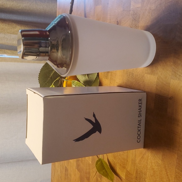 Grey Goose White Frosted Cocktail Shaker NEW IN BOX - Picture 7 of 8